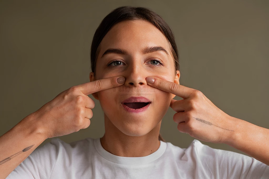 بررسی تاثیر یوگای صورت بر فرم بینی