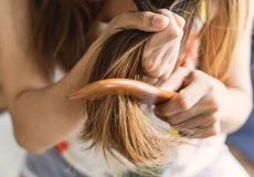 17 توصیه و روش خانگی طبیعی برای درمان موهای خشک