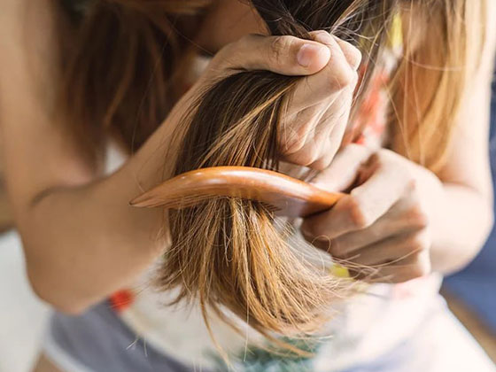 17 توصیه و روش خانگی طبیعی برای درمان موهای خشک