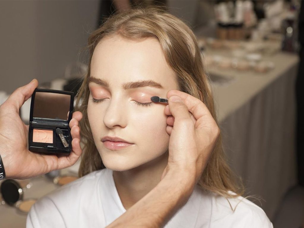 10 مرحله ساده برای یک آرایش لایت اروپایی زیبا و طبیعی