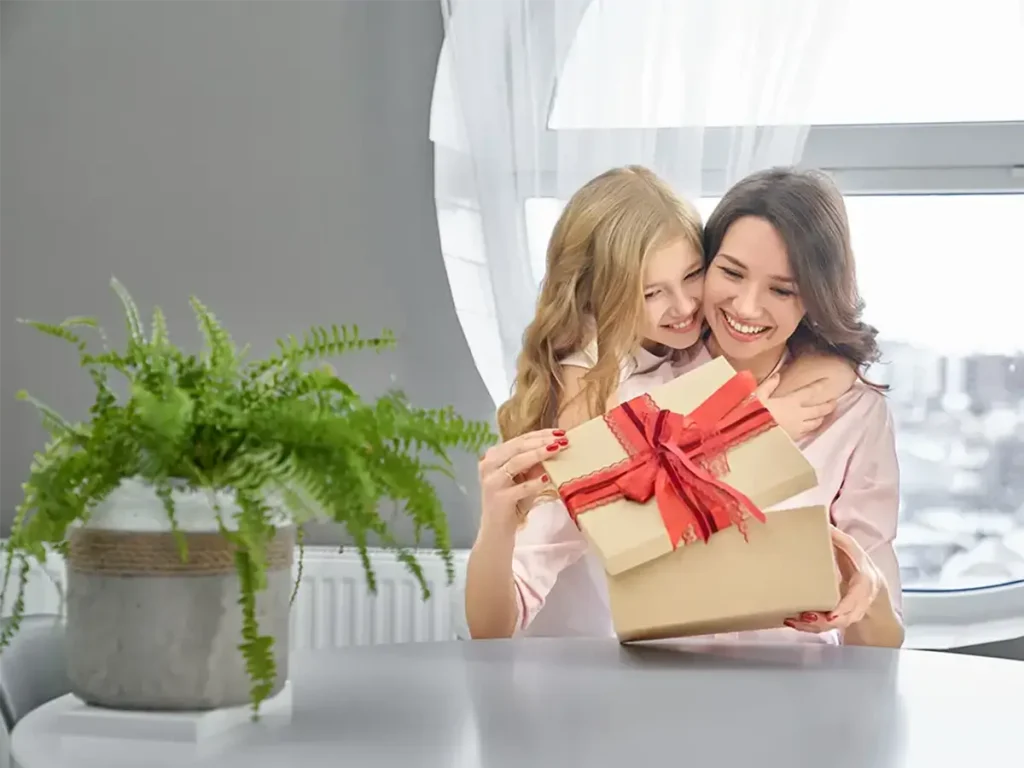 چطور یک هدیه خاص برای روز زن (مادر) بخریم؟ (با چند پیشنهاد جذاب)
