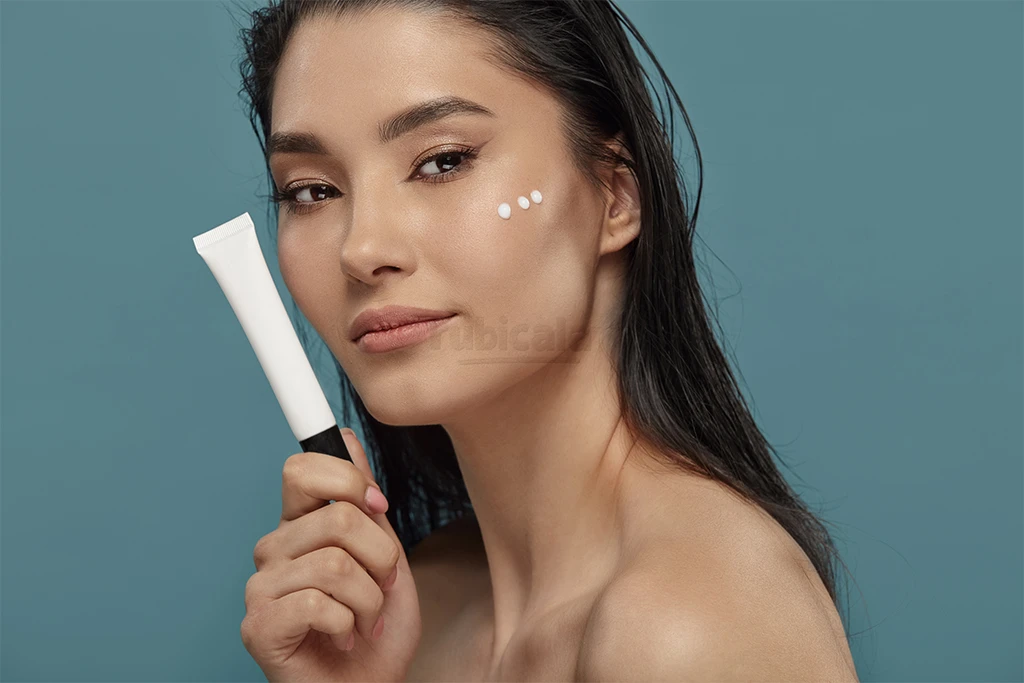 کرم دور چشم برای سیاهی زیر چشم